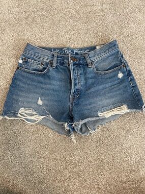 We The Free 🩵 Frayed Distressed Dark Blue Denim Cutoff Shorts - size 28 🫶🏻🤍